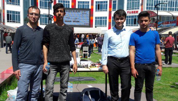 Şehit Er Mustafa Aydın Mesleki ve Teknik Anadolu Lisesi öğrencileri Robot Yarışmasında 1. oldular.