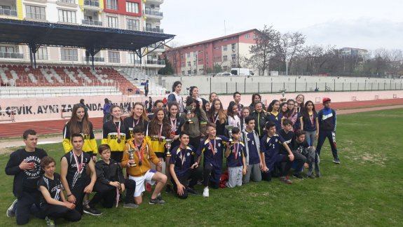 Yıldız Kızlar Atletizm Müsabakalarında Yeni Karpuzlu Mustafa Gergin Ortaokulu Takımı İl İkincisi oldu.