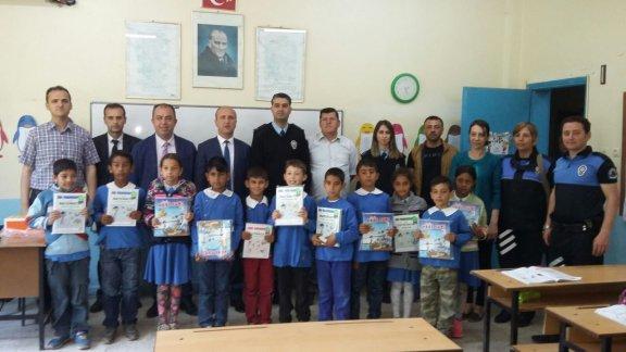 İlçe Emniyet Müdürlüğünce Şehit Polis İbrahim Sever İlkokulumuzda Kitap Okuma Setleri ve çeşitli hediyeler dağıttı.